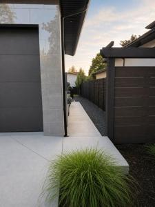 Eine Pflanze steht auf einem Bürgersteig neben einer Garage in der Unterkunft WT Modern Nest in Kelowna