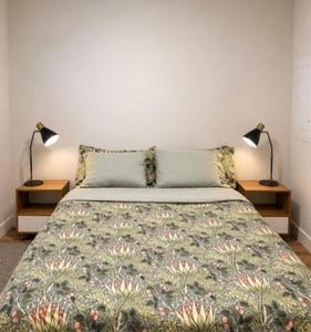 ein Schlafzimmer mit einem Bett, auf dem zwei Lampen stehen in der Unterkunft WT Modern Nest in Kelowna