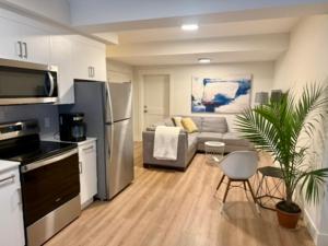 eine Küche und ein Wohnzimmer mit Sofa in der Unterkunft WT Modern Nest in Kelowna