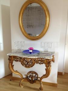 une table avec un miroir et une plaque de cuisson dans l'établissement La Petite Maison, à Marseille