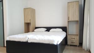 un letto con due cuscini sopra in una stanza di Gudauri Hotel Loft Apartment 323 a Gudauri