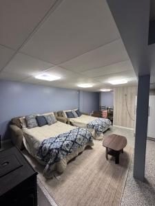 a bedroom with two beds and a table in it at House in Hannibal in Hannibal