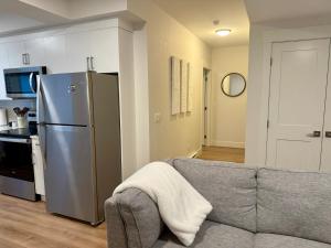 ein Wohnzimmer mit Sofa und Kühlschrank in der Unterkunft WT Modern Nest in Kelowna + 13 Fotos