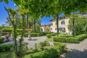 a garden in front of a building at Tenuta Santa Colomba - Happy Rentals in Bientina