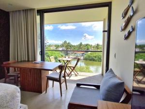 a living room with a view of the water at Escapada romántica- decoración sobre pedido in Nuevo Vallarta