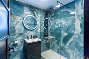 a bathroom with a sink and a mirror at Gleneagles Village Penthouse in Tullibardine Station +36 photos
