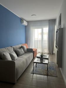 a living room with a couch and a table at Aurum Apartmanı in Vodice