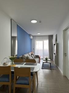 a living room with a table and a couch at Aurum Apartmanı in Vodice