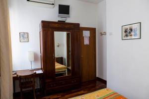 a bedroom with a mirror and a desk and a bed at Fujiyama B & B in Venice