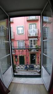 リスボンにあるカーザス ド バイロアルトの窓から建物の景色を望めます。