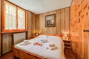 a bedroom with a bed with towels on it at Appartamento Bareu Mountain View - Happy Rentals in Sauze dʼOulx