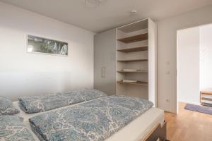a bedroom with two beds and a book shelf at Ferienwohnung Badespaß am Schlosssee Salem in Salem +13 photos