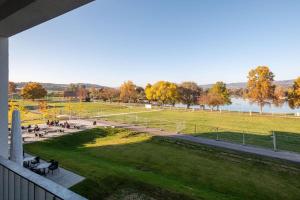 a view of a park with people sitting on benches at Ferienwohnung Badespaß am Schlosssee Salem in Salem