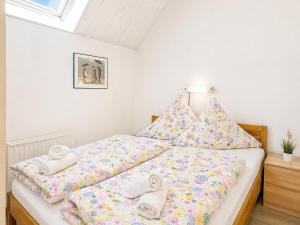 a bedroom with a bed with towels on it at Zum Süderwall in Esens