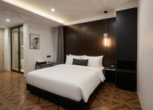 a large white bed in a hotel room at HOTEL THE MAY Jongno in Seoul
