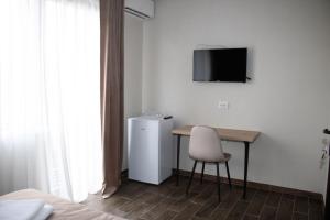a room with a table and a chair and a television at Luna in Solotvyno