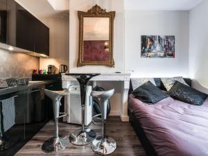 uma cozinha e uma sala de estar com um sofá e uma mesa em Dormir A Lyon - Cosy Saxe-Gambetta em Lyon