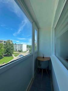 an empty room with a window and a table at Geri Apartamentai in Naujoji Akmenė