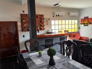 a dining room with a table and a kitchen at Casa climatizada Coatza in Coatzacoalcos