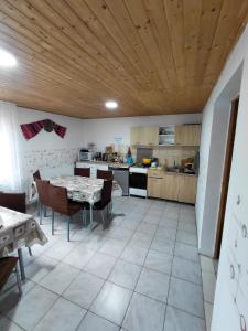 a kitchen and dining room with a table and chairs at Cabanutele Geo in Lacu Rosu