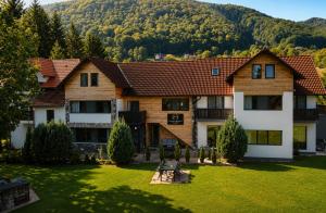 ein Haus in den Bergen mit einem Garten in der Unterkunft Garden Retreat in Bran