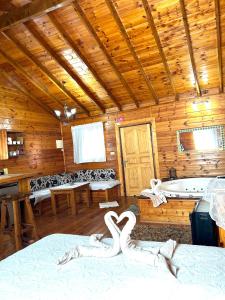 a room with two swans made out of towels at בלב הגורן belevhagoren in Goren