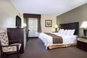 a hotel room with a bed and a television at Baymont by Wyndham Dale in Dale +28 photos
