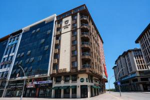 ein hohes Gebäude an der Ecke einer Straße in der Unterkunft Kaçkar Otel in Rize