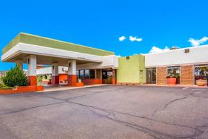 an empty parking lot in front of a building at Clarion Inn Grand Junction Airport in Grand Junction