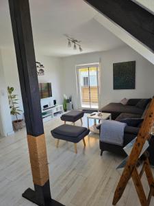 ein Wohnzimmer mit Sofa und Tisch in der Unterkunft Studio Seeperle in Owingen