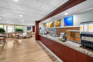 a fast food restaurant with a counter and tables at Comfort Inn Paramus - Hackensack in Paramus