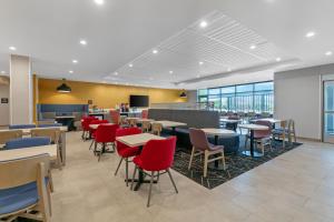a restaurant with tables and chairs and a cafeteria at Home2 Suites By Hilton Somerset, Ky in Somerset