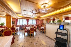 a restaurant with tables and chairs and a bar at VILLA NUOVA in Romeno