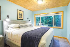 a bedroom with a large bed and a window at Silver Peak Lodge in Glacier