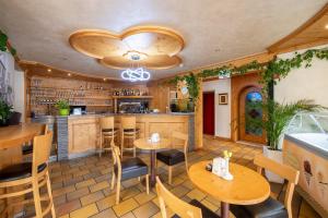 a restaurant with tables and chairs and a bar at VILLA NUOVA in Romeno