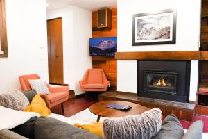 ein Wohnzimmer mit Sofa und Kamin in der Unterkunft Summit Suite in Glacier