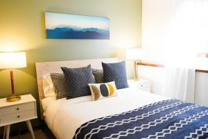ein Schlafzimmer mit einem großen Bett mit Kissen darauf in der Unterkunft Summit Suite in Glacier