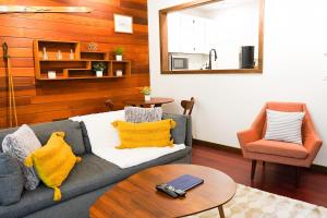 ein Wohnzimmer mit Sofa und Sessel in der Unterkunft Summit Suite in Glacier