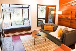 ein Wohnzimmer mit Sofa und Tisch in der Unterkunft Summit Suite in Glacier