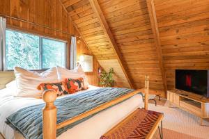 a bedroom with a bed in a log cabin at Sweet Seclusion in Glacier +32 photos