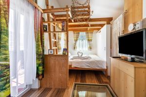 a room with a bed and a tv in a room at Pferdeblick Hütte auf der Rodeoranc in Rottenmann