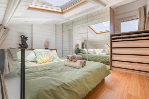 a bedroom with two twin beds and a skylight at Villa 52 Naturiste in Cap d'Agde