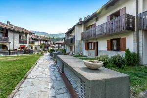 a building with a vase sitting on a stone wall at Maison Dolce Vento - Happy Rentals in Oulx