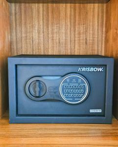 a picture of a radio in a blue box at Dhanyasari House in Ubud
