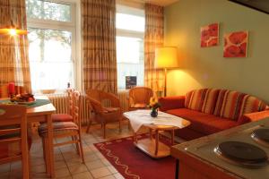 ein Wohnzimmer mit einer Couch und einem Tisch in der Unterkunft Erlebnishof Katthusen in Otterndorf