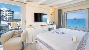 a bedroom with a bed and a view of the ocean at Reo Hotel in Antalya