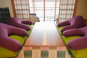 ein Zimmer mit zwei Stühlen und einem Holztisch in der Unterkunft かんさんのお宿 in Fuji
