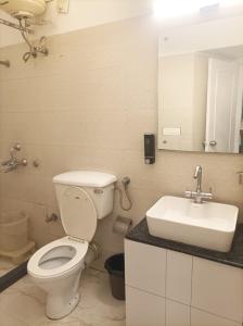 a bathroom with a toilet and a sink at Hotel Chandigarh Elite in Chandīgarh