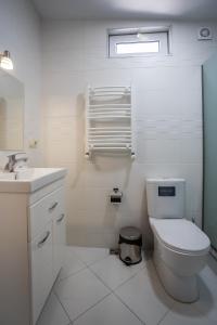 ein weißes Badezimmer mit Toilette und Waschbecken in der Unterkunft Siberia Hotel in Tbilisi City + 46 Fotos
