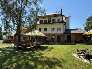 a house with a picnic table in front of it at Feltlův mlýn v Borovnici in Borovnice